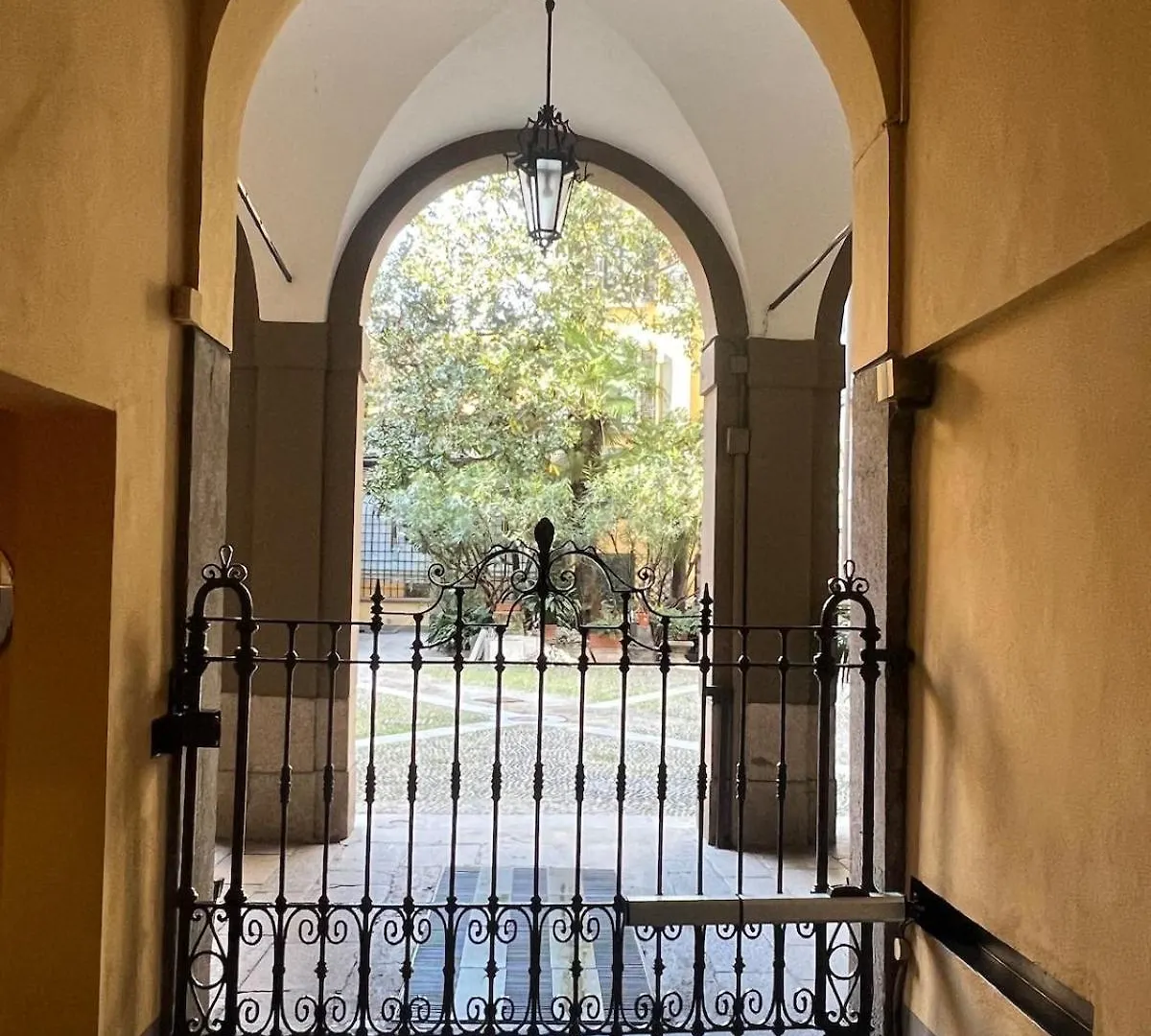 Comfortable And Quiet Sant'Ambrogio Apartment Μιλάνο